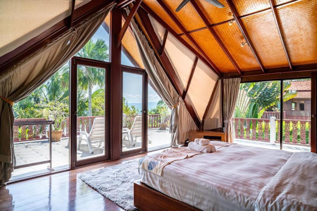Tropical Beachfront 4 Bdr Pool - Kbr24